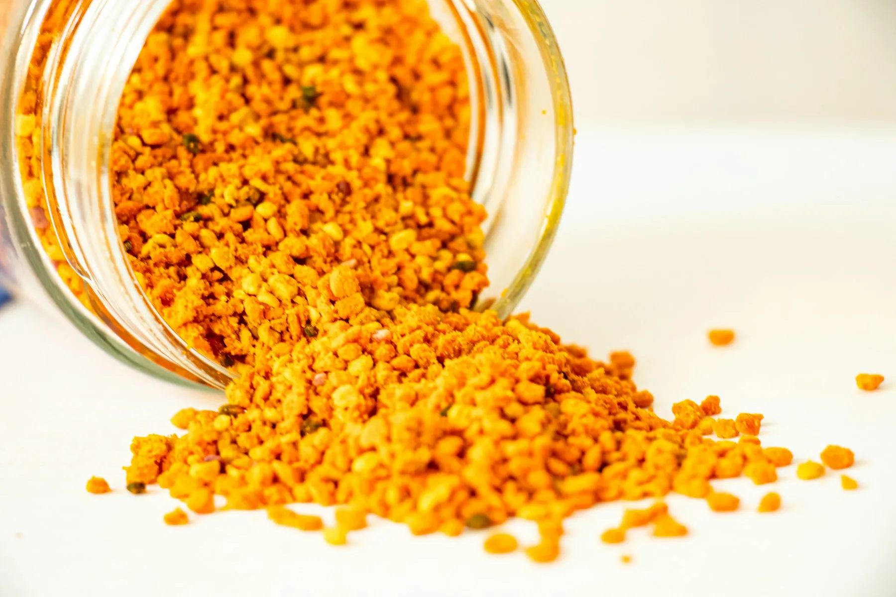 Pelotes de pollen s’échappant d’un bocal