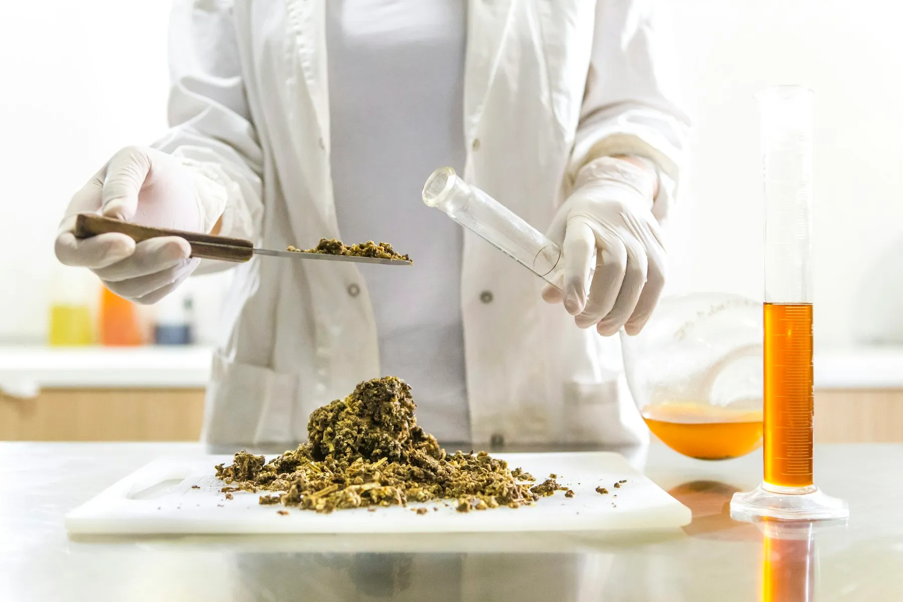 Propolis brute et extrait en éprouvette au laboratoire